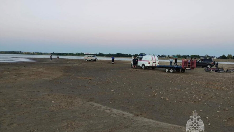 Водолазы поисково-спасательной службы извлекли его тело с глубины 5 метров в 100 метрах от берега.