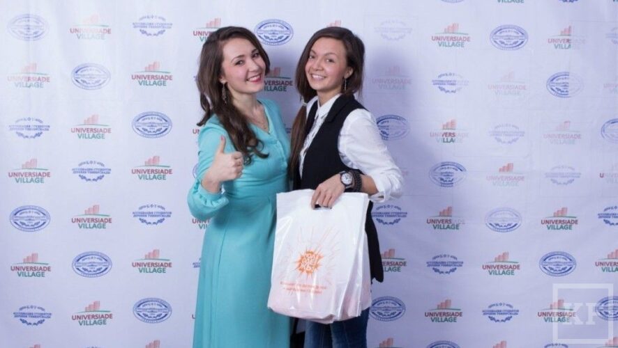 Адина Кульмасова (слева) Гран-при «Студент года» получила 22-летняя студентка Казанского федерального университета Адина Кульмасова. Торжественная церемония вручения X ежегодной студенческой премии Татарстана проходит