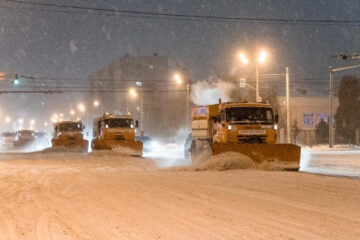 За сегодняшний день на уборку улиц от снега вышли 323 дорожных рабочих и 247 единиц спецтехники.