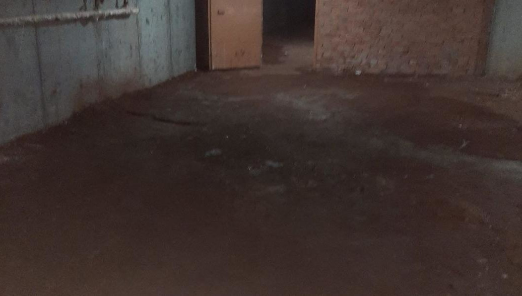 Помещение обрабатывают хлоркой.