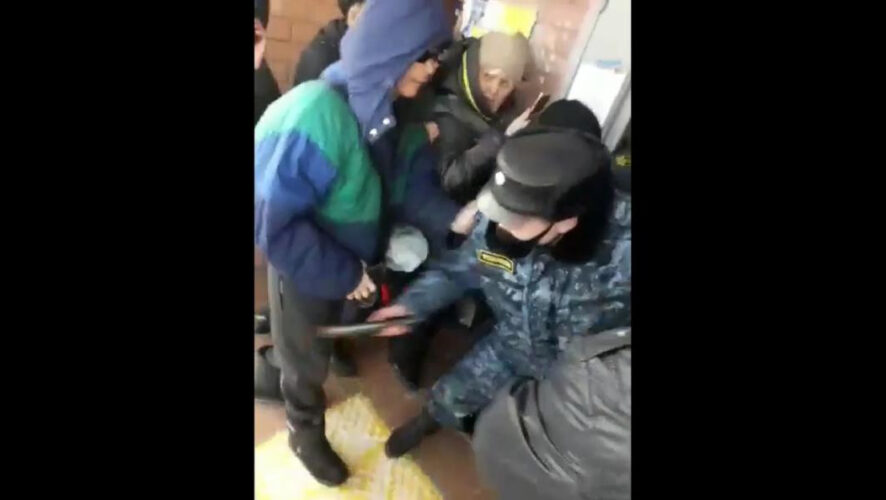 Сотрудница ФССП получила травму во время скандала