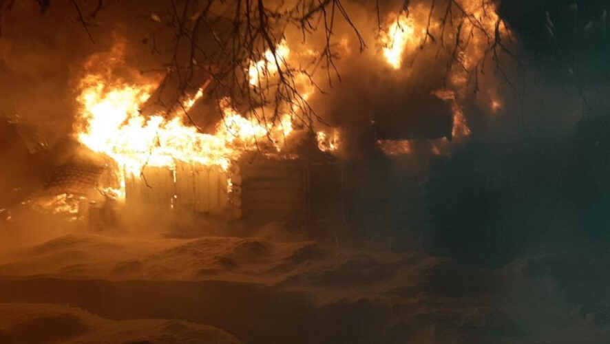 Огонь вспыхнул в поселке Кзыл-Тан.