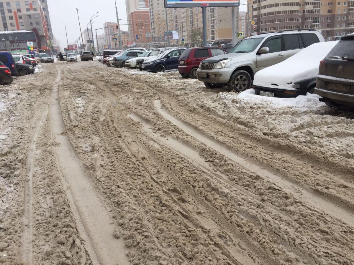 Казань встречает Новый год непроходимыми тротуарами в снежной каше и неубранными парковками