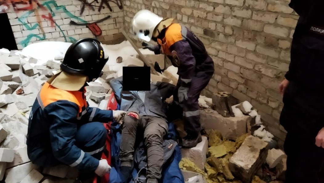 Подростку понадобилась помощь спасателей и медиков.