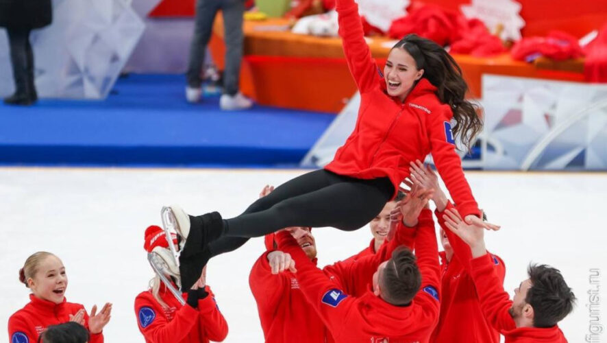 Алина в качестве капитана выиграла Кубок Первого канала по фигурному катанию.
