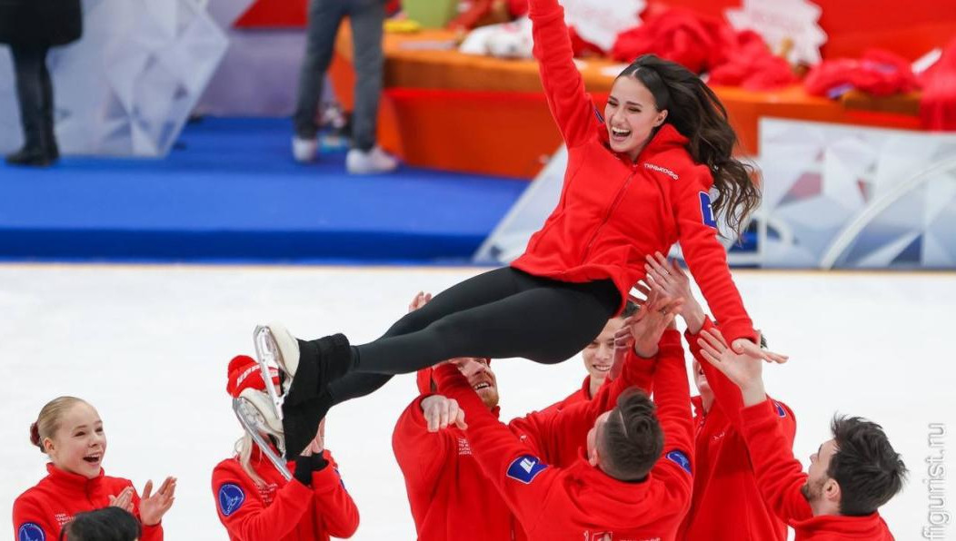 Алина в качестве капитана выиграла Кубок Первого канала по фигурному катанию.