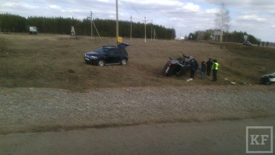 Авария произошла на трассе Бугульма – Альметьевск. В результате столкновения оба автомобиля вылетели с дороги. Одна из машин – ВАЗ-2105