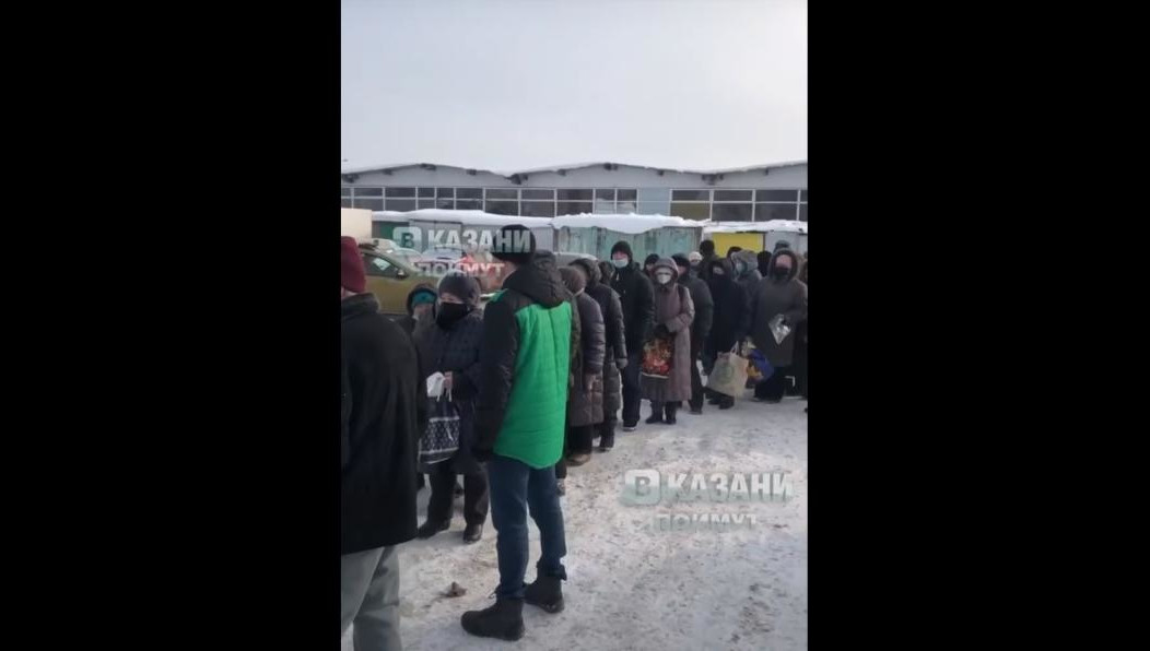 Большая часть пришедших - люди пожилого возраста.