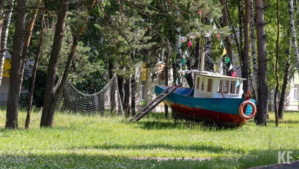 На данный момент продолжается работа 99 загородных и 36 палаточных лагерей.