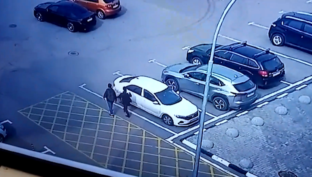 Аферист приоткрыл заднюю дверь машины и дождался