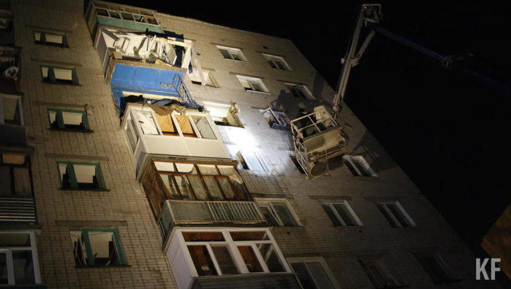 Сейчас к зданию подогнали тяжелую технику и начали разбирать.