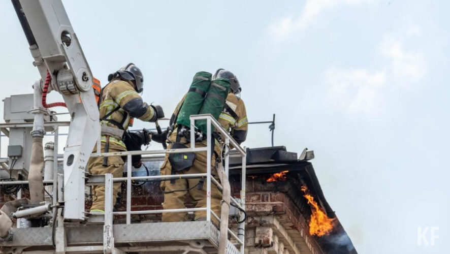 Полыхали крыша дома и пристроенный к нему гараж.