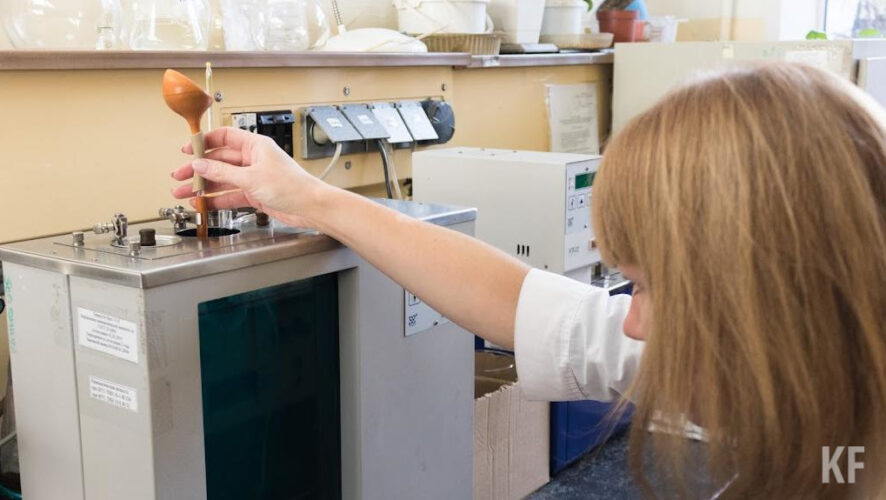 Эксперты берут пробы бензина и проверяют их в специальных лабораториях по семи показателям.