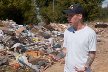 Огромная куча мусора образовалась из-за постоянного выброса бытовых отходов жителями поселка.
