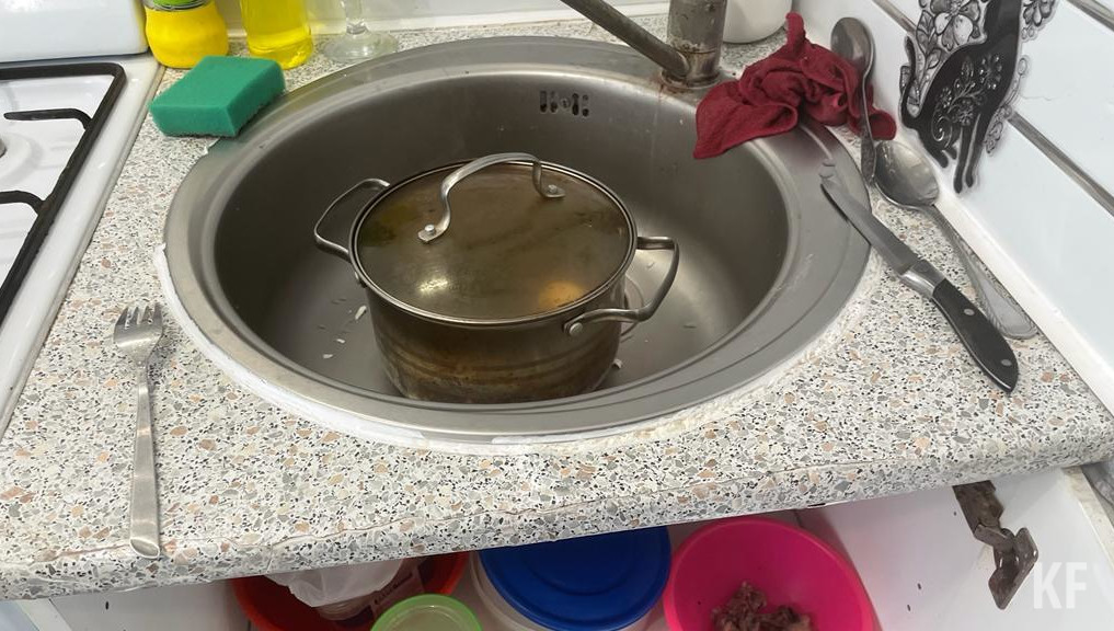 Она оставила на плите включенный под кастрюлей газ.