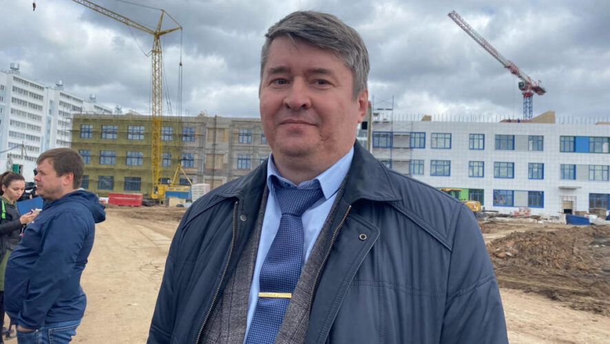 Учебное учреждение рассчитано на 1501 ученика.