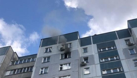 Огнеборцы спасли из горящей жилплощади двух человек.