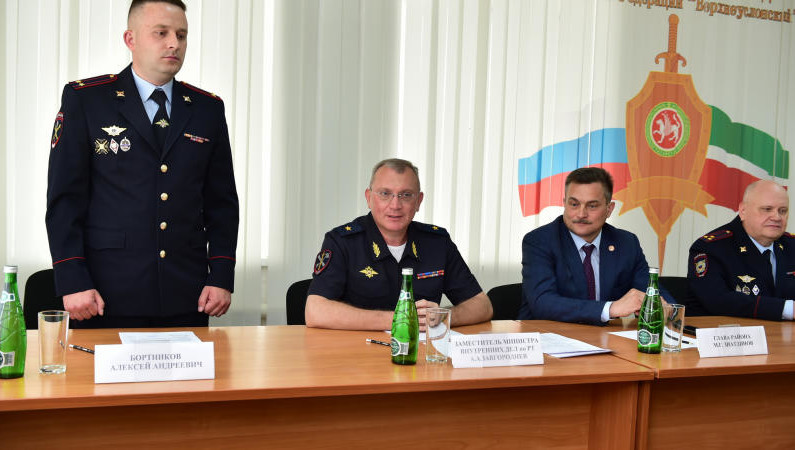 Замглавы МВД по республике Алексей Завгороднем представил нового руководителя личному составу отдела.