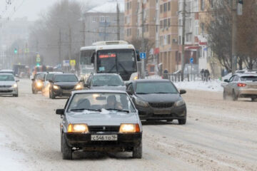 Штраф для водителей легковых автомобилей составляет 1500 рублей