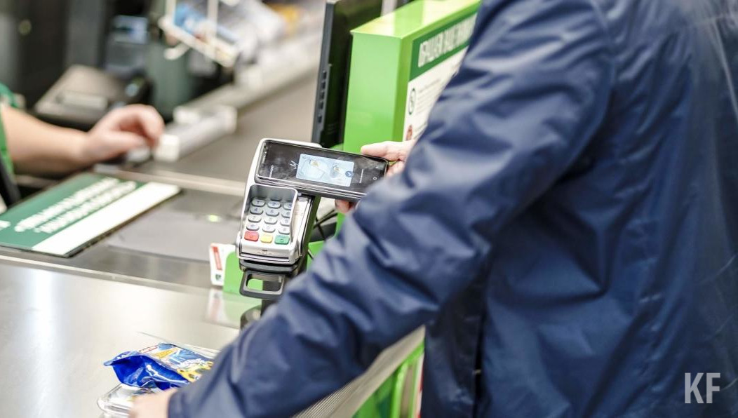 Молодой человек отдал терминал своим друзьям