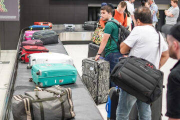 На полуострове работает паромная переправа.