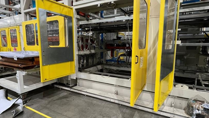 Огонь занялся на формовочной линии.