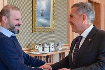 Легенда «Рубина» подарил президенту Татарстана игровую футболку с автографом.