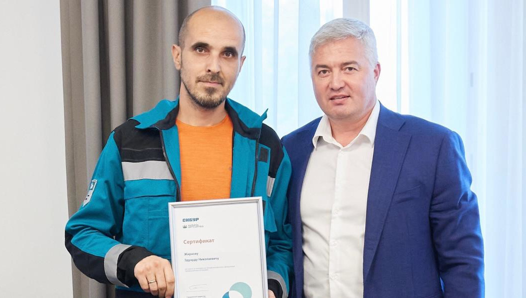 Эдуард Жирнов предложил оформить ресиверы в виде химических колб.