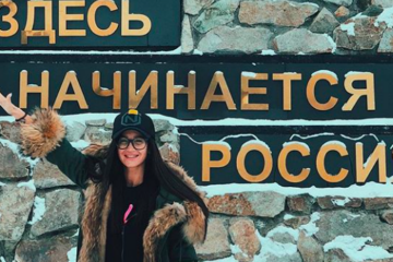 Фото с жестом на фоне памятника с надписью «Здесь начинается Россия» телеведущая Ольга Бузова опубликовала в своём Instagram.