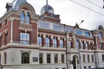 Ветхое старое здание Казанского художественного училища на улице Карла Маркса изношено настолько