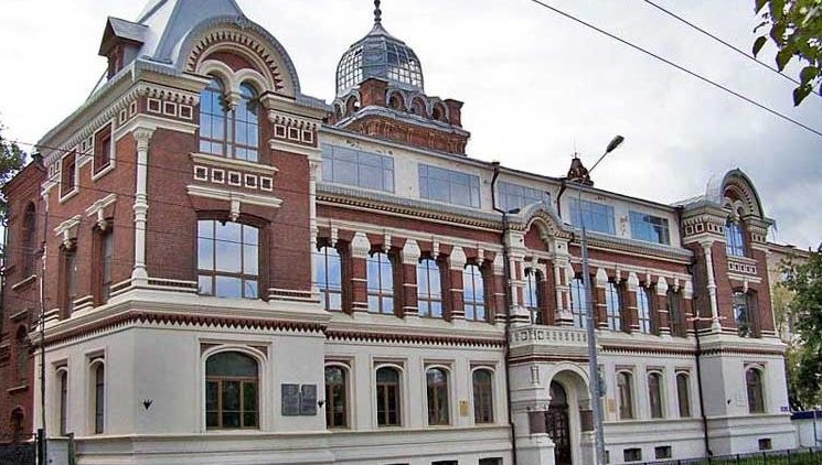 Ветхое старое здание Казанского художественного училища на улице Карла Маркса изношено настолько