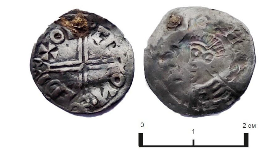 Обнаруженная англосаксонская монета была отчеканена в Великобритании в 997 – 1003 году — во времена викингов.