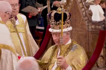 Король и королева покинули Букингемский дворец после церемонии в государственной карете под звуки национального гимна и крики «Боже