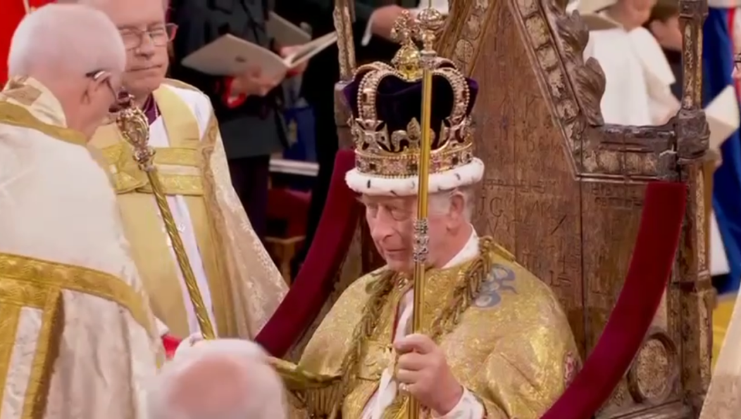 Король и королева покинули Букингемский дворец после церемонии в государственной карете под звуки национального гимна и крики «Боже