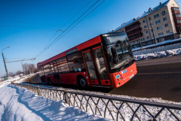С 1 января 2024 года стоимость проезда в общественном транспорте Казани увеличится до 42 рублей при оплате наличными и до 38 рублей при оплате картой - банковской или транспортной.
