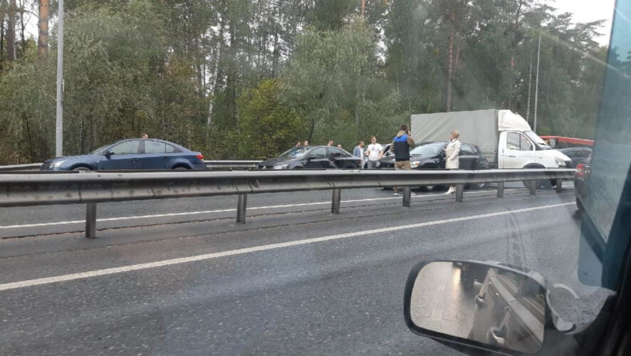 Автомобили перекрыли большую часть дороги.