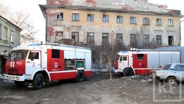 Второй раз за сегодня горит старый дом в центре Казани. Первый раз пожарные наряды приезжали на Рахматуллина 4 в 2 ночи.