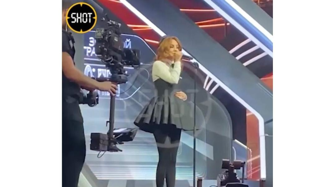 Это второй выход певицы на сцену после комы.