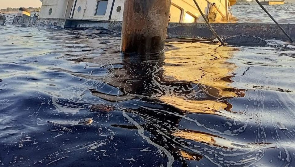 В воду вылилось почти 100 литров топлива.