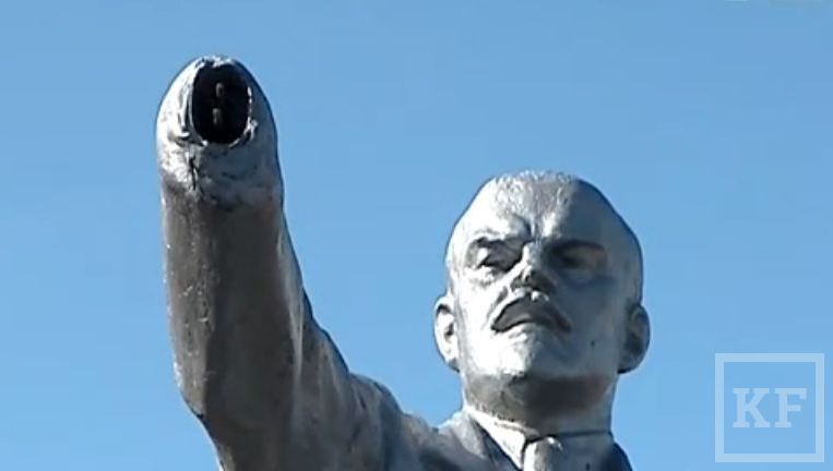 «Челныкоммунхоз» изготовил съемную деревянную версию кисти правой руки памятника Ленину