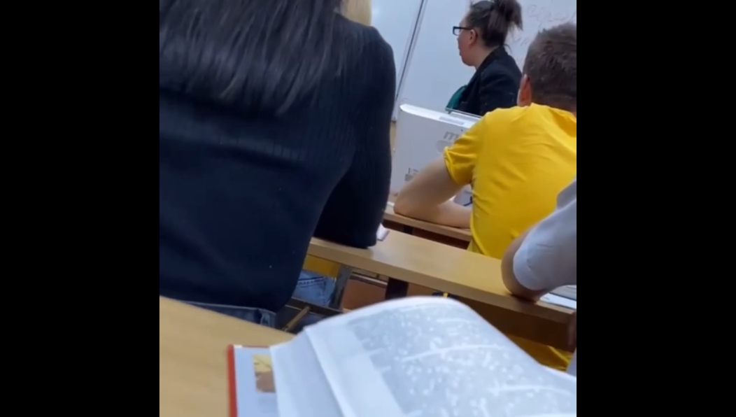 В фильме мелькнуло одно бранное слово