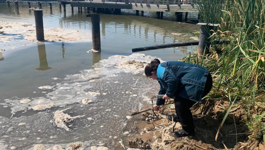 Трубы ведут к строящемуся объекту.