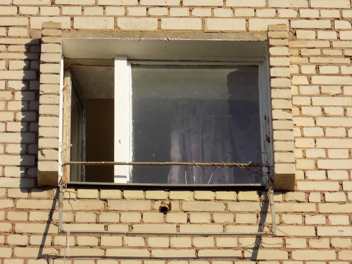 В Нижнекамске после падения с седьмого этажа дома ребенок умер в реанимации