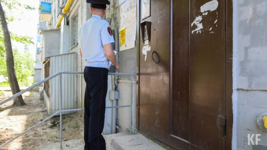 Сотрудники МВД были вынуждены лезть в окно к мужчине