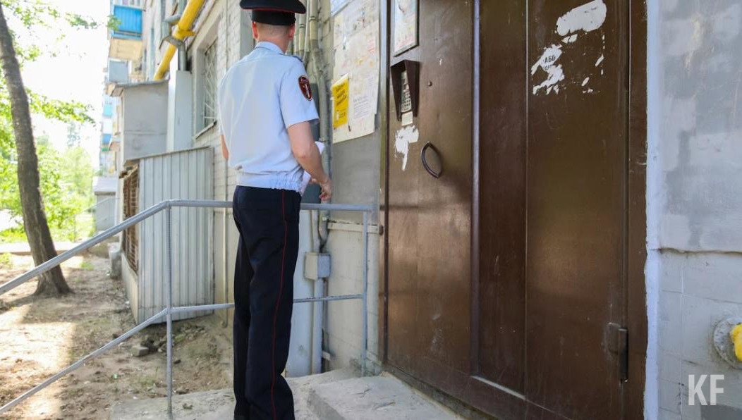 Сотрудники МВД были вынуждены лезть в окно к мужчине