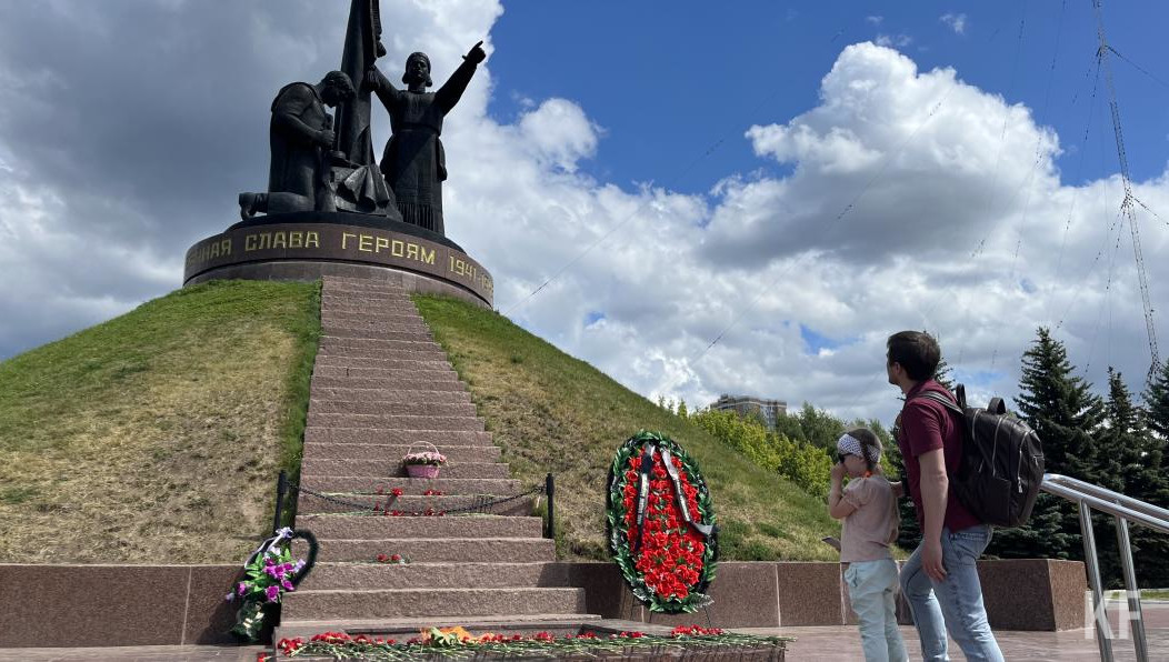 Всего за два дня жителей республики проведут по нескольким десяткам живописных и исторических локаций – от монастырей до Музея пива. Венцом поездки станет реконструкция традиционной свадьбы у чувашей с сохранением всех обычаев.