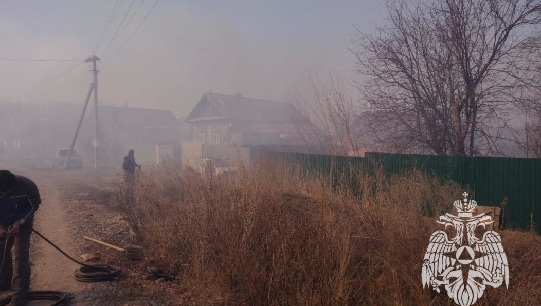 Также огонь охватил две бани