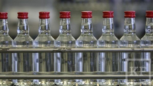 Федеральная антимонопольная служба предлагает повысить минимальную розничную цену (МРЦ) на водку и снизить на настойки для борьбы с нелегальным рынком алкоголя. Об этом