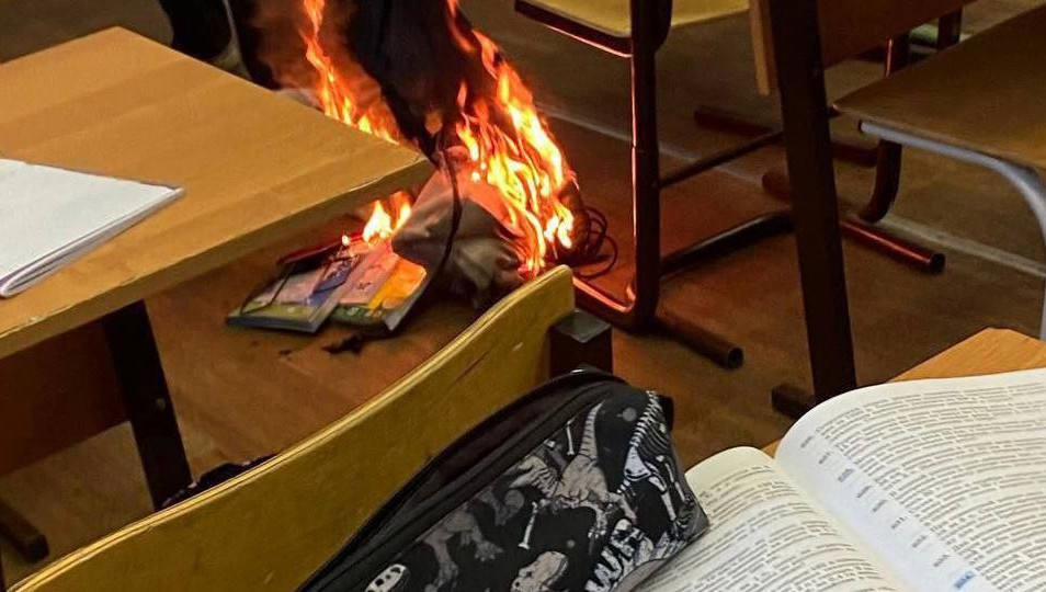 Девочка успела забрать телефон и отойти от парты