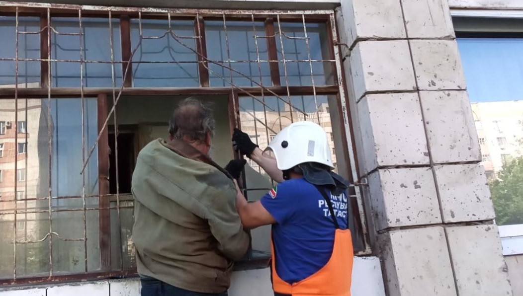 У пострадавшего сильное кровотечение.